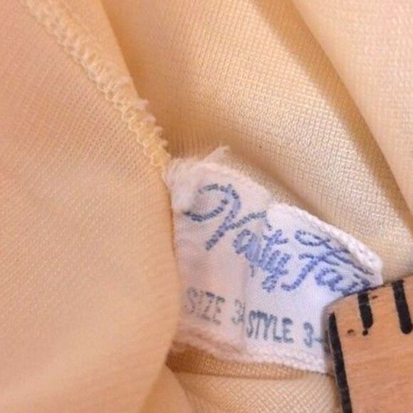 Vanity Fair Ladies Yellow Vintage Nightgown - Picture 10 of 10